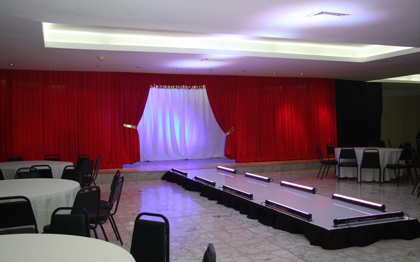 1-renta-tarimas-paserelas-escenarios-eventos-tampico-expotampico-centro-convenciones-altamira